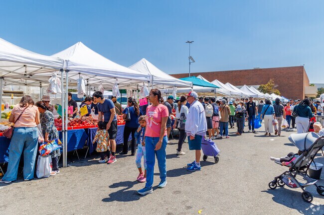 The Newark Farmers' Market is a weekend favorite for Glenmoor locals seeking fresh produce.