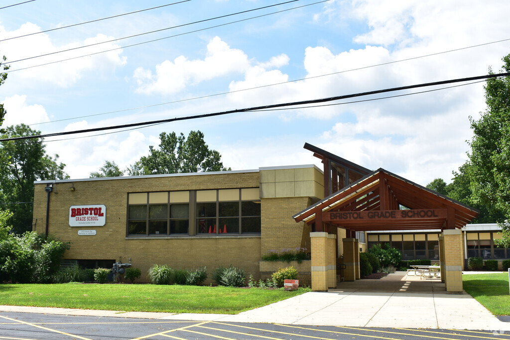 Bristol Grade School building in Bristol-Kendall County.