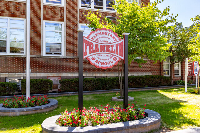Franklin Elementary School in Bloomfield, NJ serves 343 students in grades K-6.