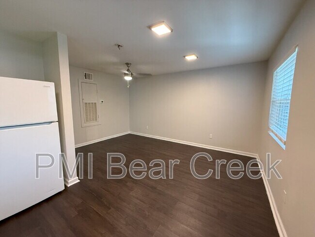 1824 Thonig Rd unit 4, Houston, TX 77055 - photo 5