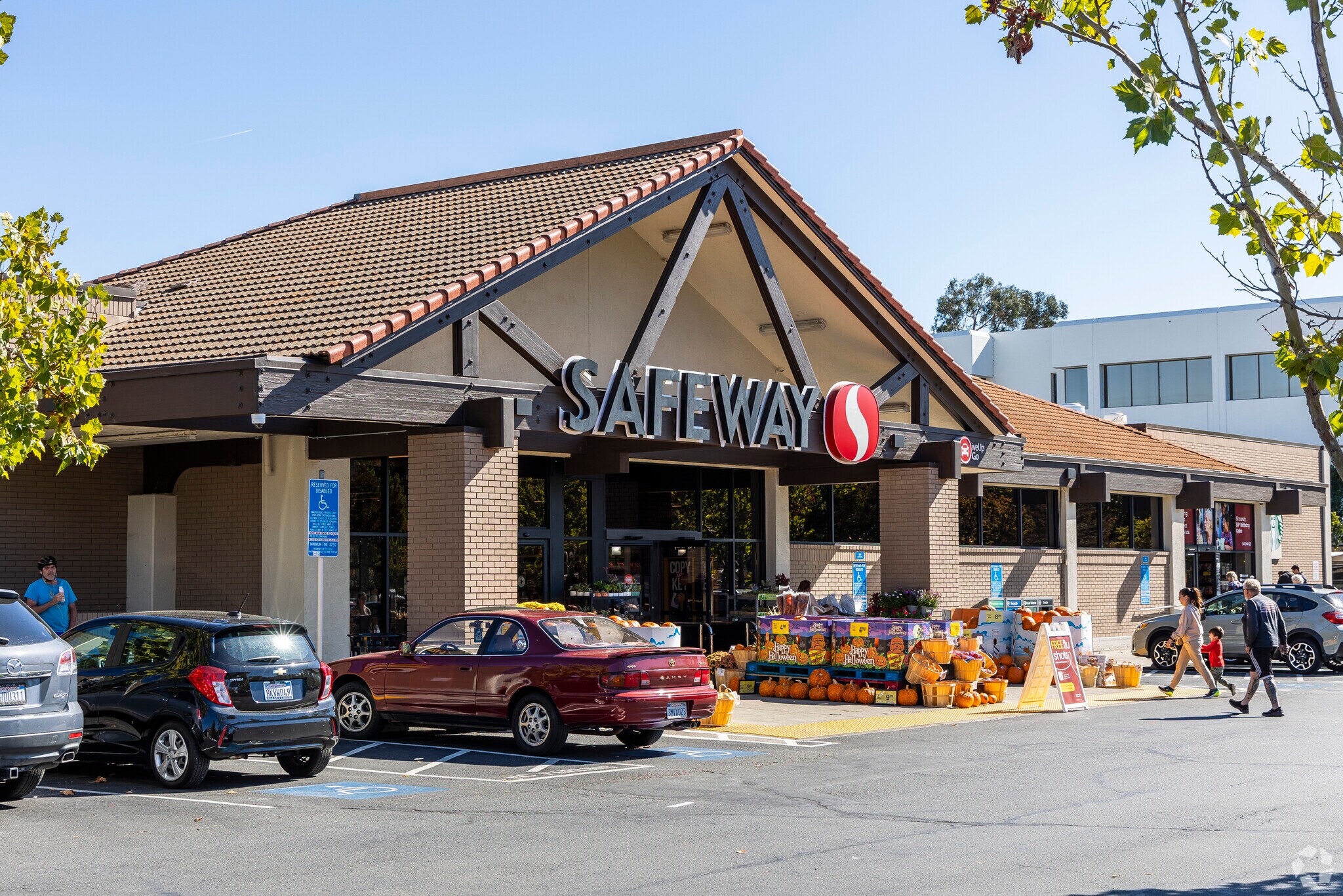 Safeway provides groceries and household necessities in Howe Homestead.
