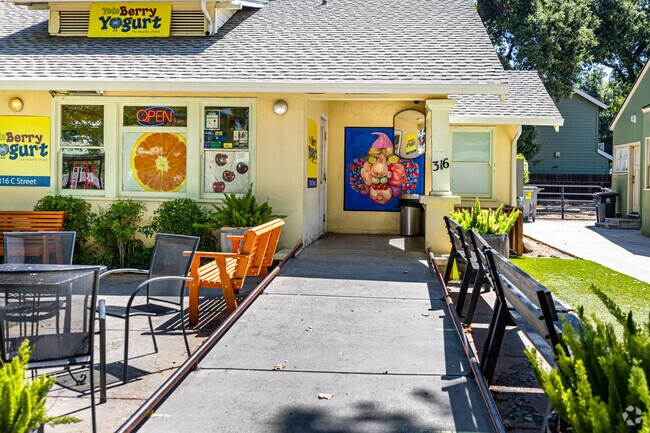 Farmer's Market sellers also use regional ingredients in the Downtown Davis neighborhood.