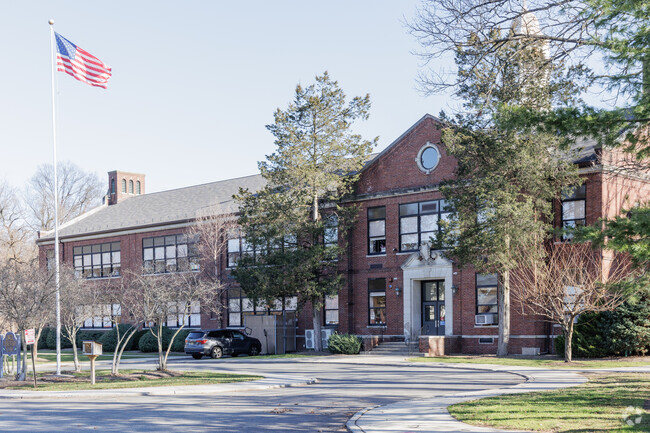 Lowell Elementary School in Teaneck, NJ gets a B- rating from Niche.