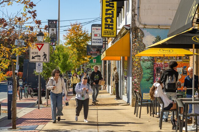 Grab a quick bite or stop in to several small boutique stores on Main St in Downtown Newark.