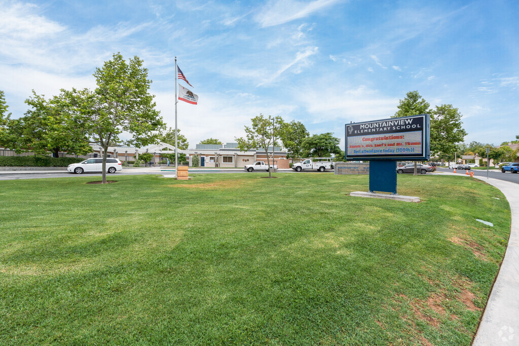 Mountainview Elementary School digital signage displays school news and updates.