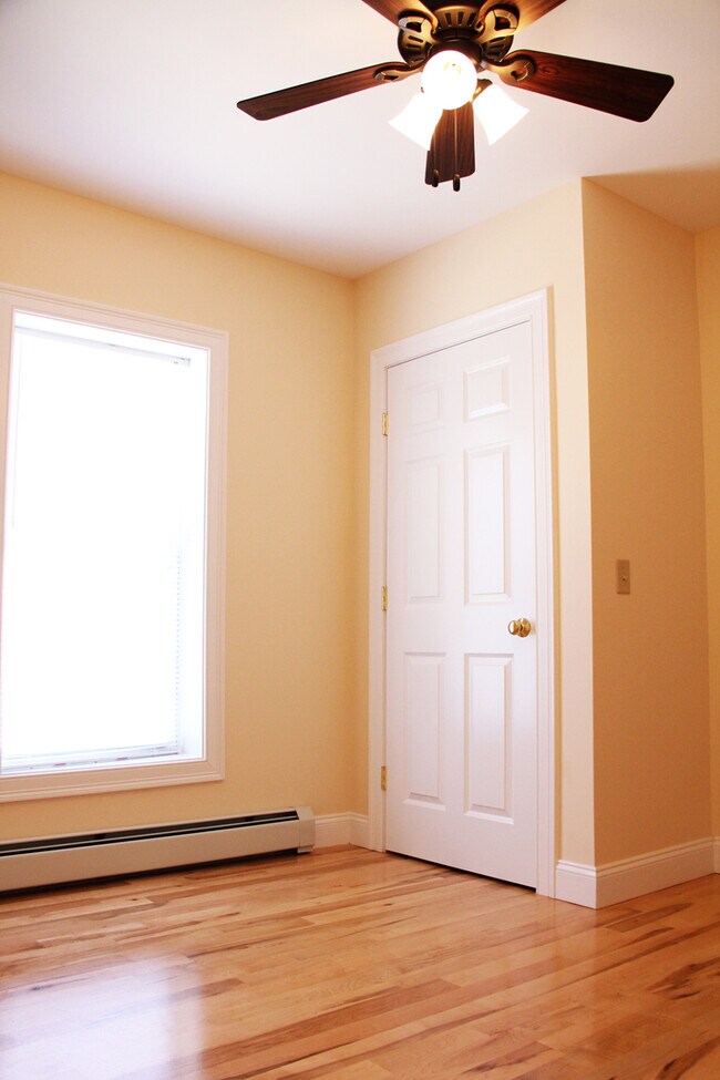 51 N Champlain St unit 2, Burlington, VT 05401 - photo 3