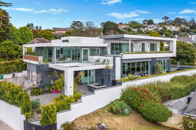 Custom homes in La Jolla offer exclusive, tailored living spaces with breathtaking views.