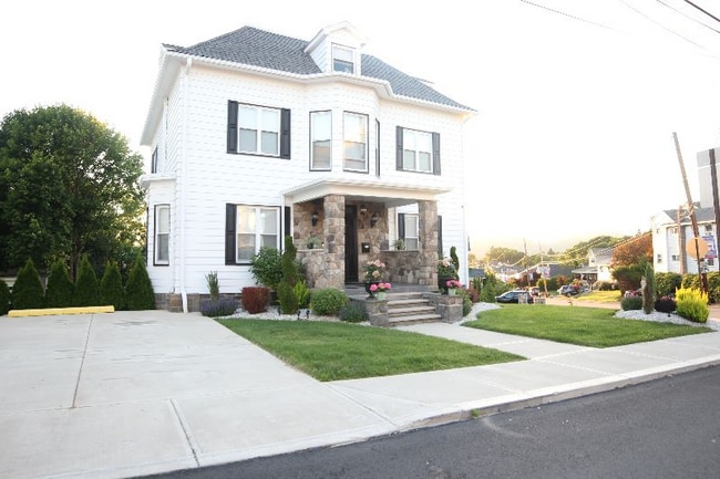 310 Chestnut St, Dunmore, PA 18512 - photo 4