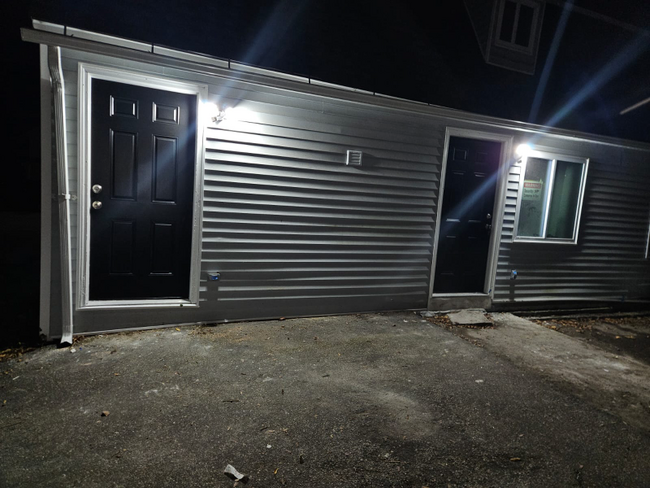 158 Cliff St unit 2nd flr, Norwich, CT 06360 - photo 2