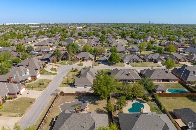 Homes typically have backyard pools in Lakeridge Run.