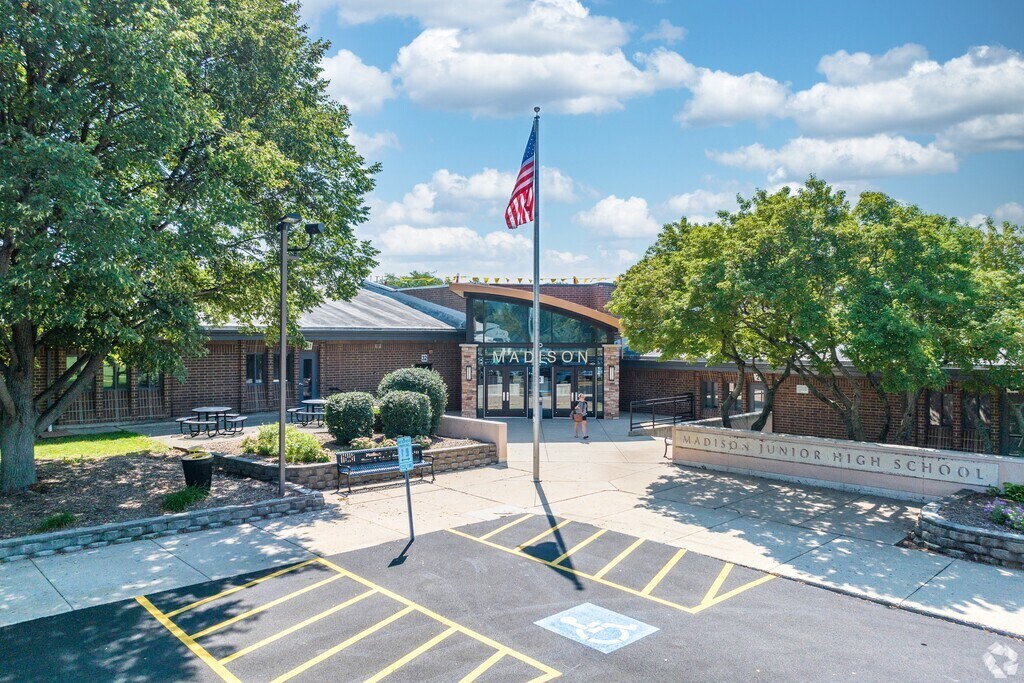 Madison Junior High School is a top-rated, public school located in Naperville, IL.