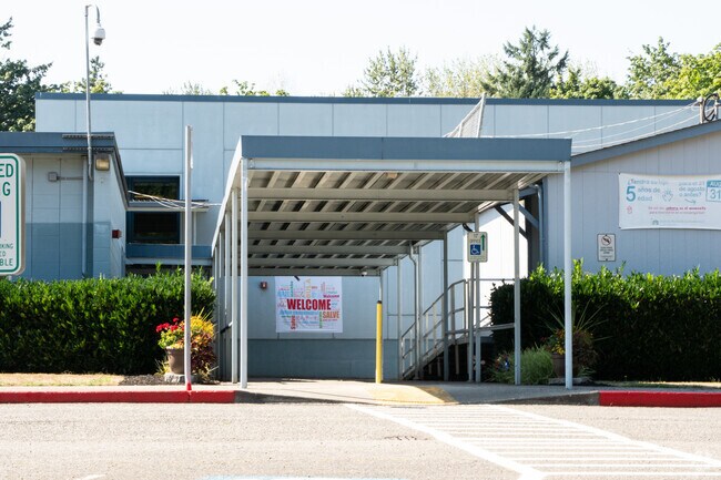 Scenic Hill Elementary School provides early education in the neighborhood of South Kent.