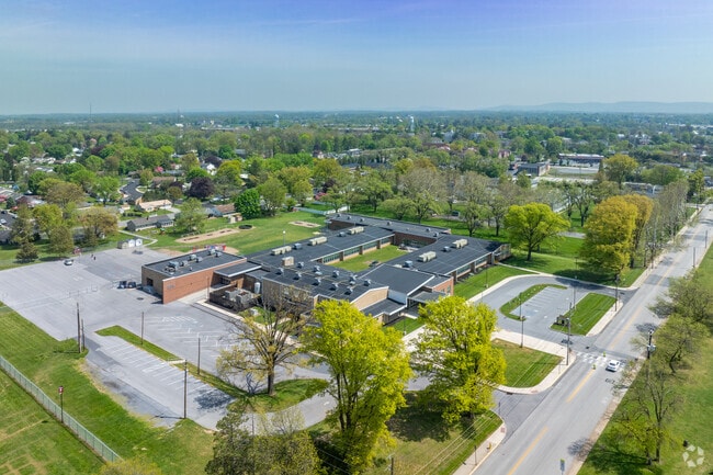 Hamilton Elementary School enrolls 68% economically disadvantaged students.