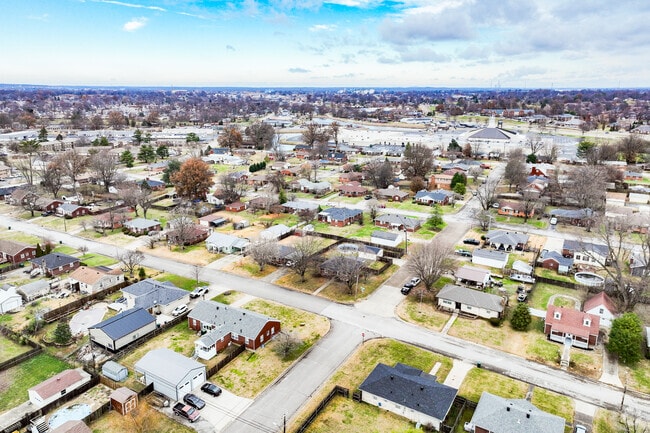 The neighborhood is beside downtown Owensboro, so popular restaurants and stores are nearby.