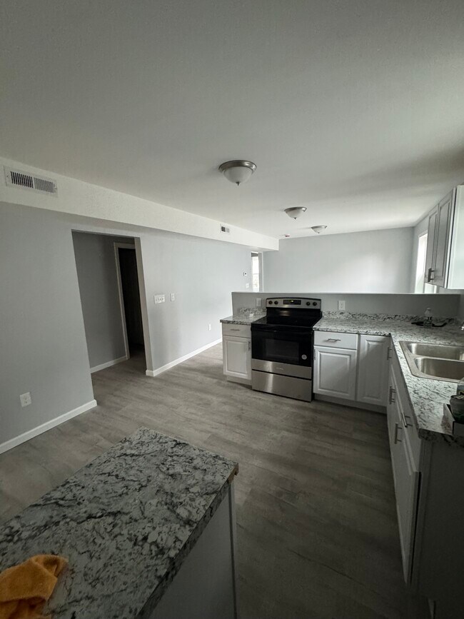 240 College St unit 242, Springfield, MA 01109 - photo 3