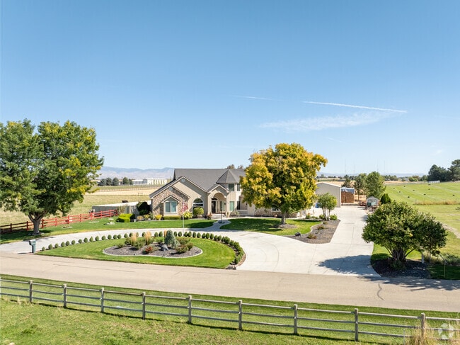 Estate homes on large ranch lots can be found on the western edges of Meridian.