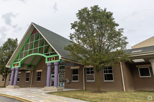 Harding Elementary School provides education in the neighborhood of 
North Heights