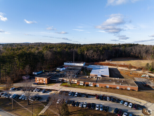 Londonderry Elementary School located in the town of Londonderry, NH serves grades 1-5.