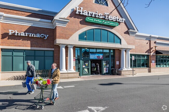 Shop fresh and local at Harris Teeter in Hartland for all your grocery needs.