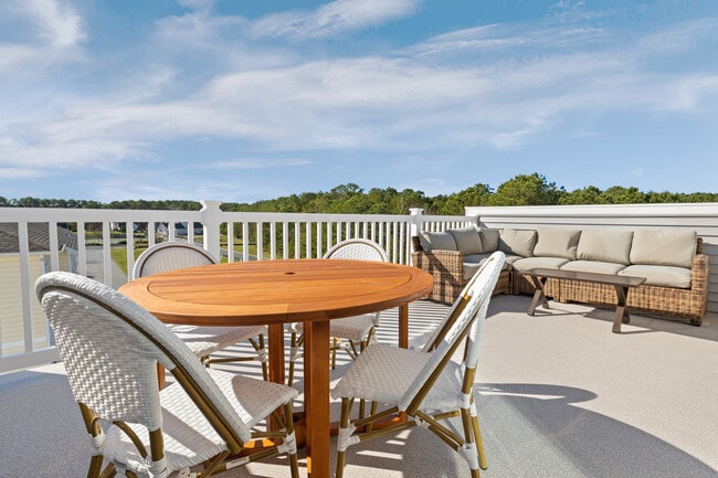Our 4-story homes include a rooftop deck for unforgettable moments. Enjoy breathtaking golf course views with summer cocktails and create lasting memories in your outdoor oasis.