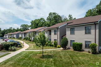 150 Forest Glen Dr, Highland Park, NJ 08904