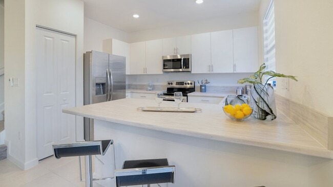 2647 SE 27th St, Homestead, FL 33035 - photo 2