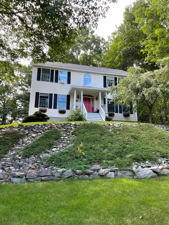 125 Ridgeview Dr, Veazie, ME 04401