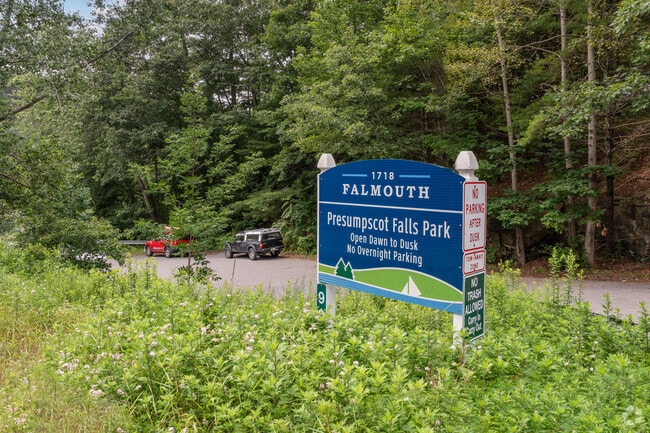 Road sign and entrance to Presumpscot Park.