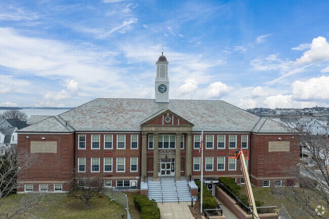 Hull Memorial Middle School received a B in the teacher's category from Niche.