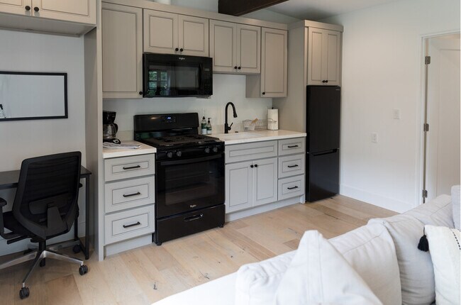 Fully Furnished Gem in a Prime Location, Los Angeles, CA 90036 - photo 3