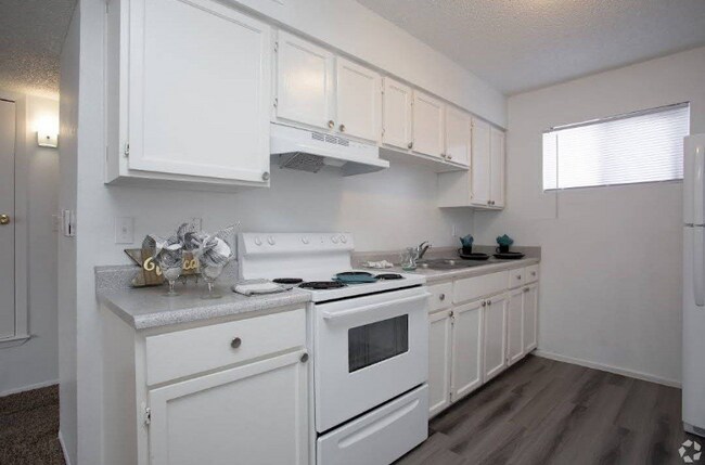 525 N Carolina Dr unit 11, El Paso, TX 79915 - photo 2