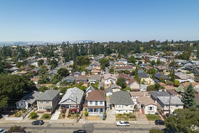 Patten residents love their proximity to city life in Downtown Oakland and San Francisco.