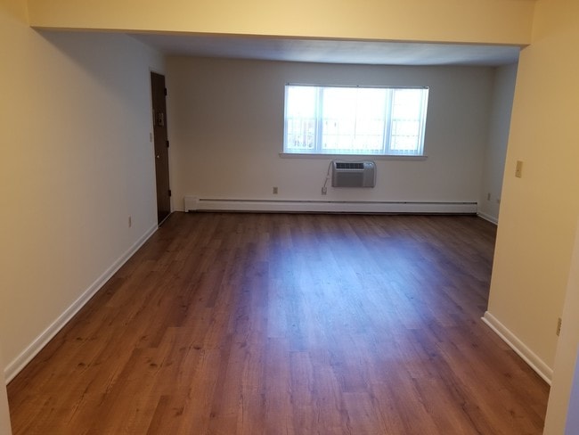 Garden Style Apartments in a park like setting., Wethersfield, CT 06109 - photo 4