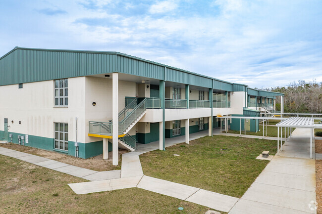 Sunray Elementary School has a student-teacher ratio of 16 to 1.