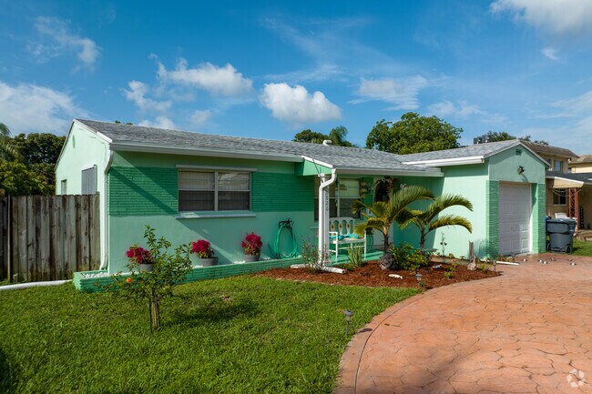 Painteresque typical Florida home in North Central Hollywood.