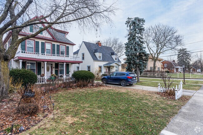 Homes in Downtown Homewood typically sell between $140,000 and $370,000.