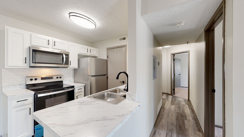 Parkview Apartments, Columbus, OH 43228 - photo 1