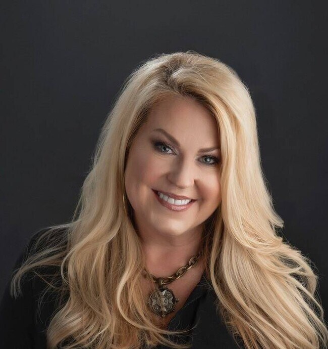 Stefanie Schrekenhofer-Dace