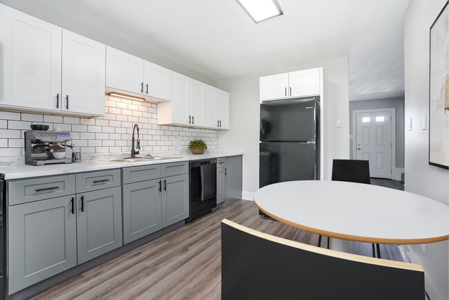 Hickory Creek Apartments, Fort Wayne, IN 46809 - photo 2