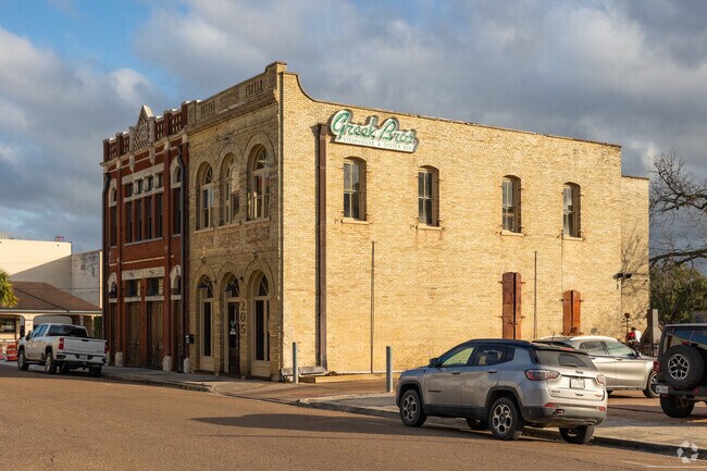 Many restaurants can be enjoyed in and around Historic Downtown Victoria.