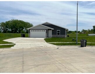 301 Post Oak Dr, Cedar Falls, IA 50613