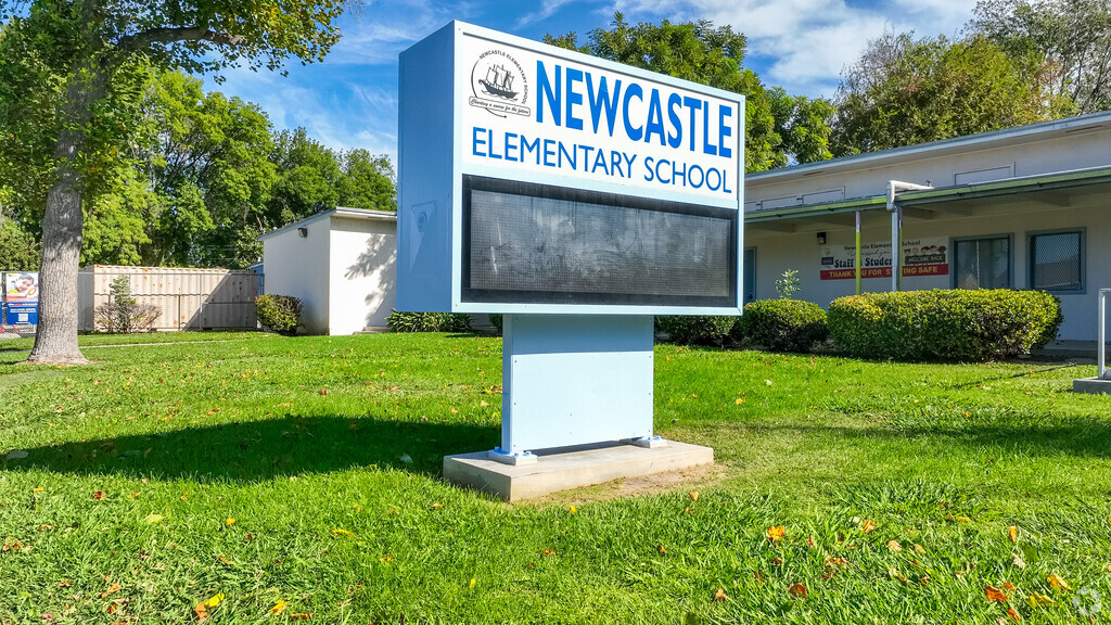 Young students in grades K-5 can attend the Newcastle Elementary School in Reseda, California.