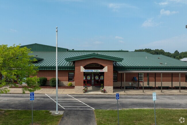 Whitesville Elementary School has students in PK, K-5th grade.