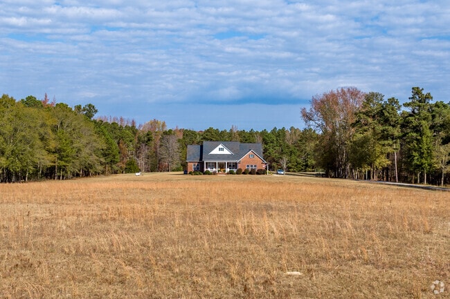 You can find farmhouses with up to 30 acres or more of land in Kershaw.
