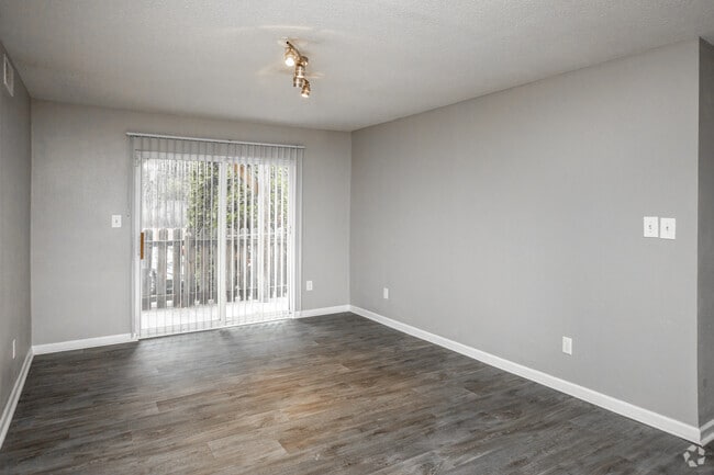 2BR, 1BA - 950SF