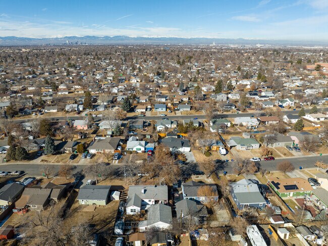 Del Mar Parkway is a great neighborhood located in Aurora, CO.