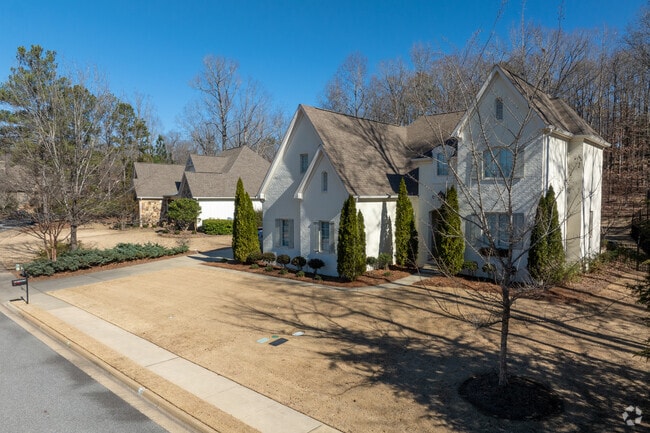 Large houses are a common theme in Moore's Mill.