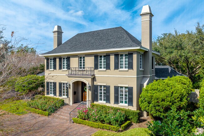 Lakeland’s historic homes typically range in price from the high $200,000s to the low $700,000s.