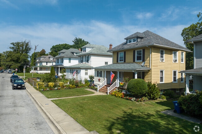 These single homes with front yards are typical of what you'd find in Kenilworth Park.
