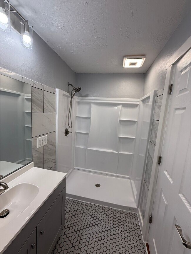 16200 Round Mountain Rd, Leander, TX 78641 - photo 4